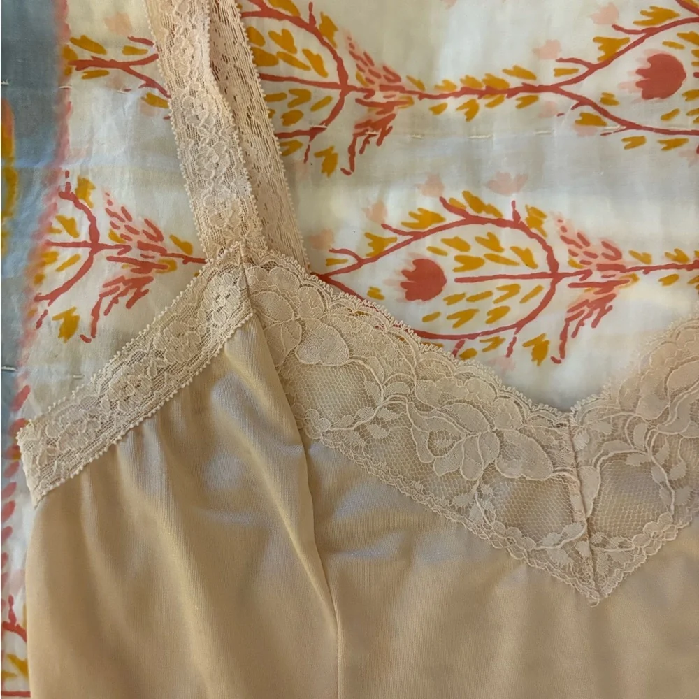 Vintage cami slip top cream satin lace detail made in USA - Picture 2 of 4